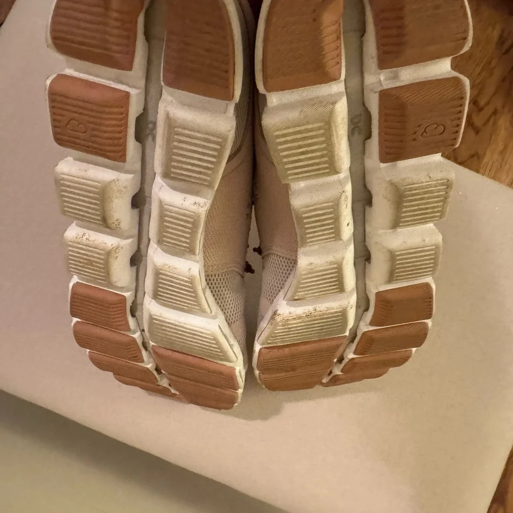 On Running Sand and Brown Sneakers - Picture 5 of 6